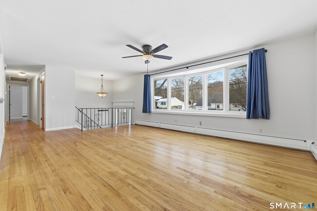 Building Photo - 10 College St