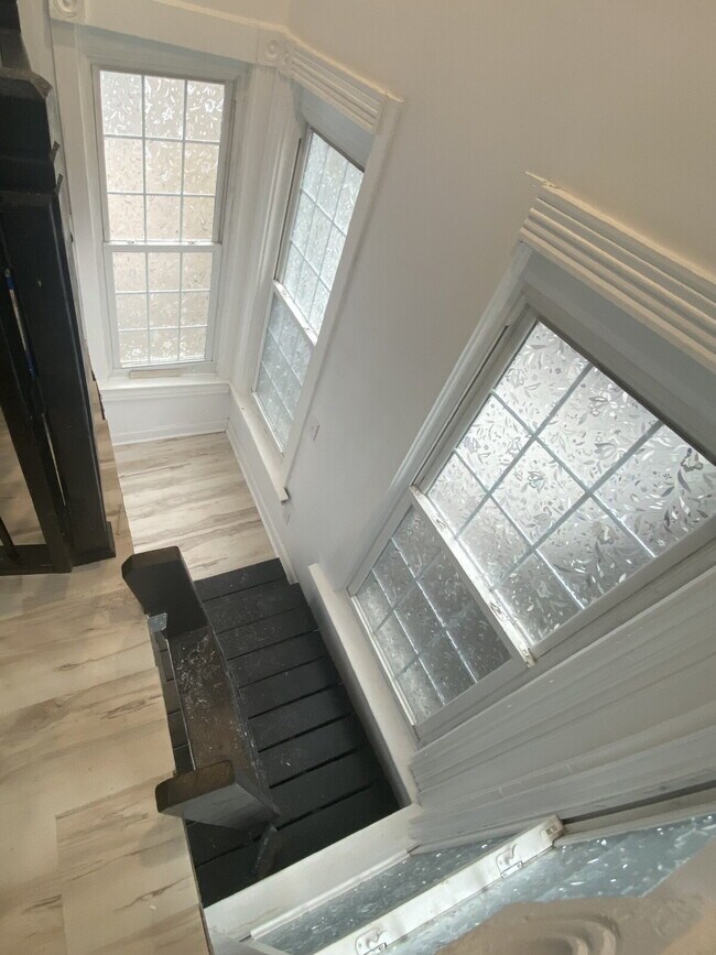 Building Photo - Newly Renovated 2-Bedroom with Soaring Ceilings & Bonus Reading Nook