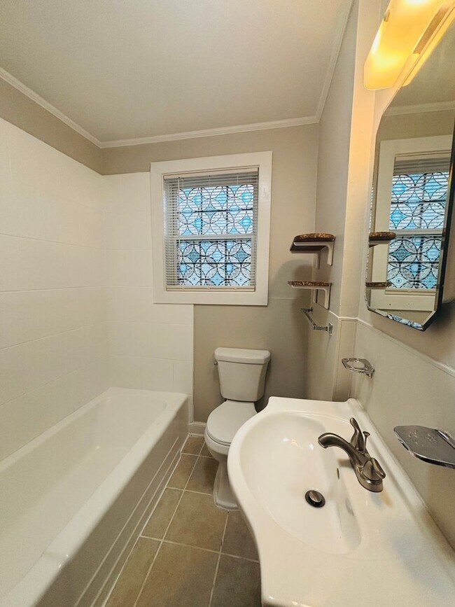 Building Photo - AVAILABLE NOW- Renovated in Rosewood!