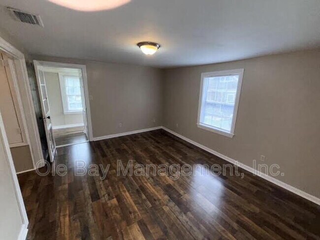 Building Photo - 109 S Carlen St