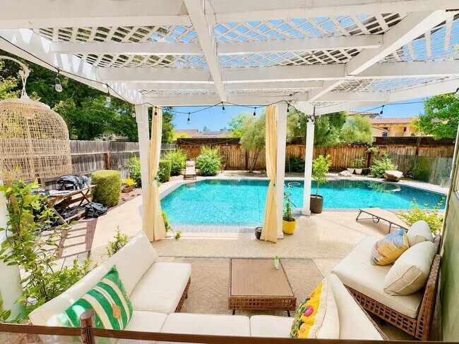 Building Photo - Beautiful Woodward Park 3/3 in Gated Community
