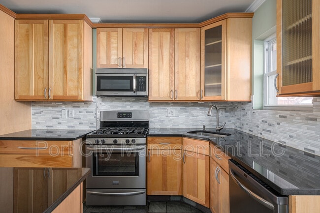 Building Photo - 724 S Ellwood Ave