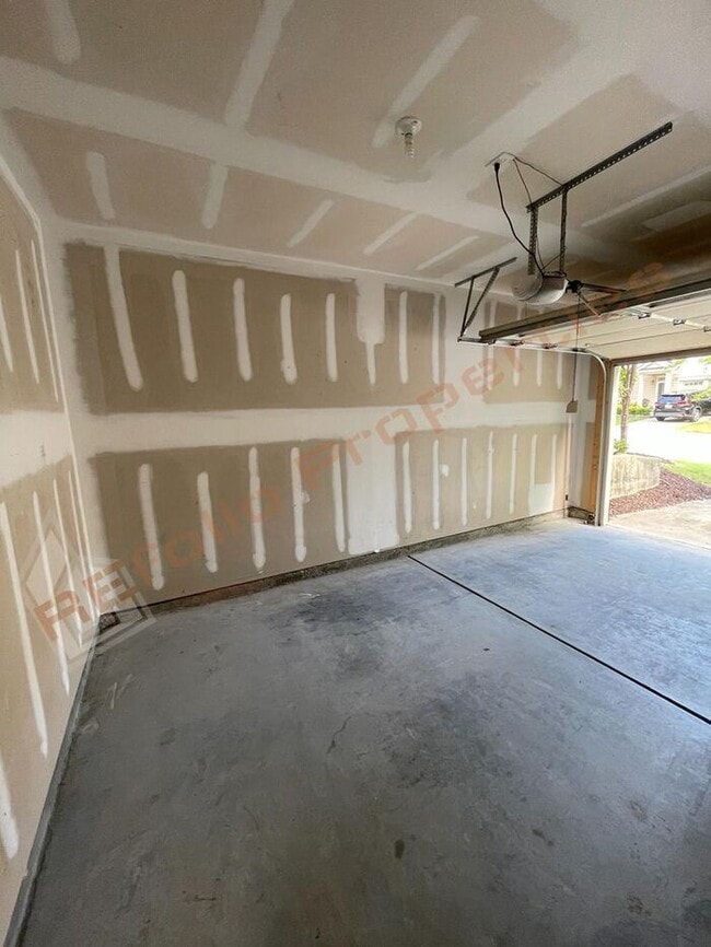 Building Photo - Beautiful 3-bedroom, 2.5-bath townhome