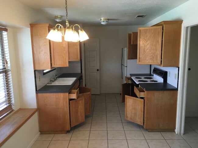 Building Photo - 3 BED / 2 Bath  AVAILABLE END OF JANUARY