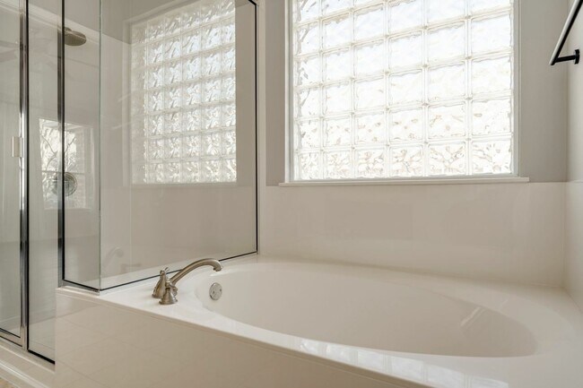 Building Photo - 2916 Alsatia Dr