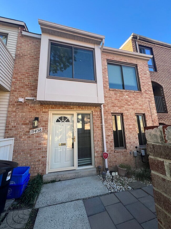 Building Photo - RENOVATED  2 LEVEL TOWNHOUSE WITH UPDATED ...