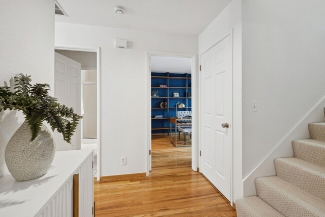Building Photo - Delightful 3/3bth End-Unit Townhouse in Ce...