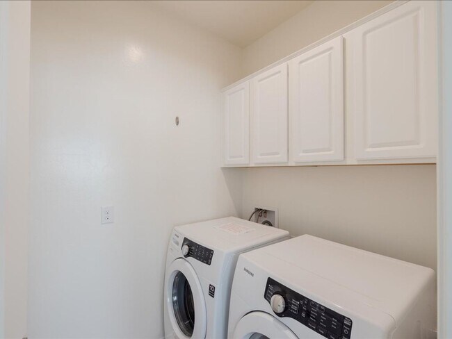 Building Photo - 3 Bedroom 2 Bathroom With Den      SOLAR PANELS! BRAND NEW FULL INTERIOR PAINT!! BRAND NEW EPOXY ...