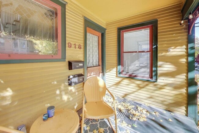 Building Photo - 916 Pleasant St