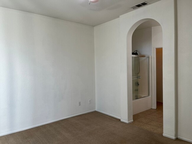 Building Photo - 3 bedroom- 2 bath Home in Victorville!