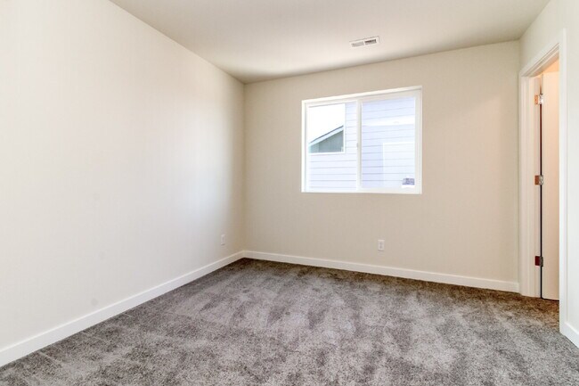 Building Photo - Scenic Auburn Living with Modern Comfort & Easy Seattle/Tacoma Access