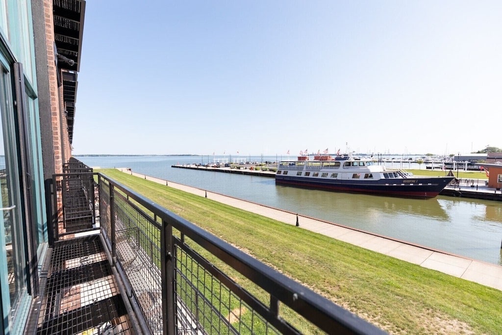 Building Photo - 401 W Shoreline Dr