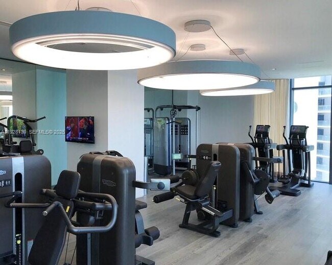 Building Photo - 650 NE 32nd St