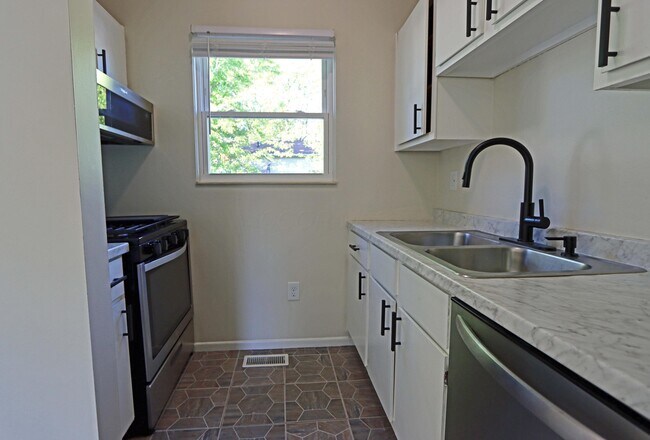 Building Photo - 7701 Flynnway Dr