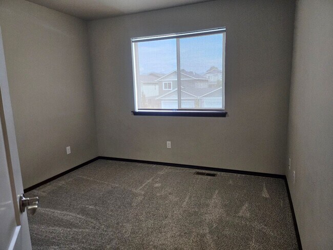 Building Photo - 3 Bedroom, 2.5 Bath House w/ fully fenced yard.