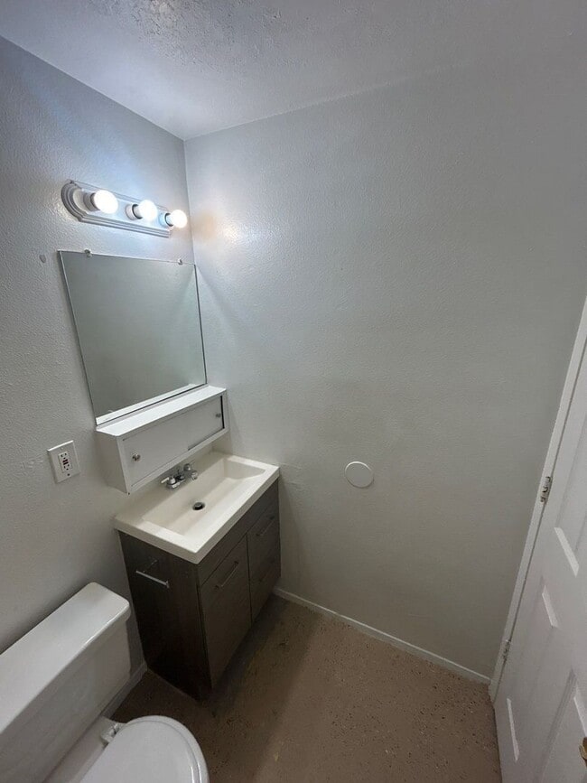 Building Photo - 576 Hill St SE