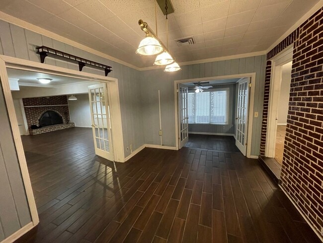 Building Photo - Downtown Nashville Charming Traditional Home