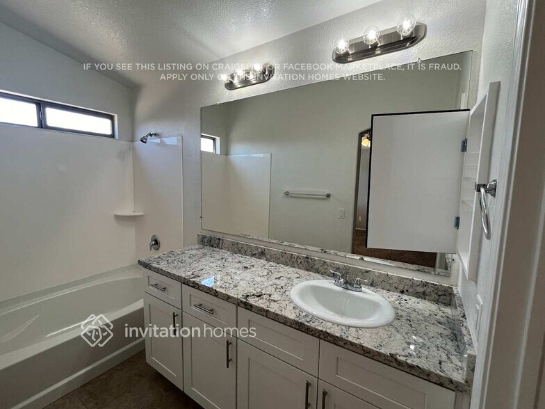 Building Photo - 15917 W Cottonwood St