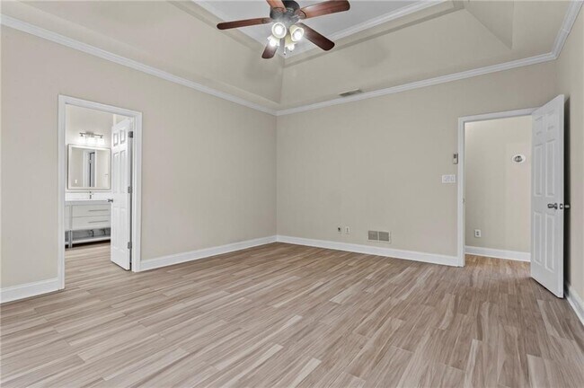 Building Photo - 3030 Northcliff Dr