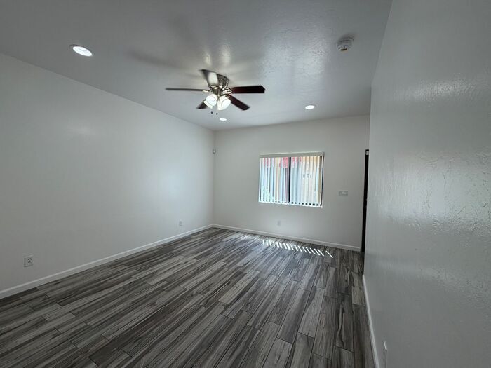 Building Photo - 1741 E Hedrick Dr