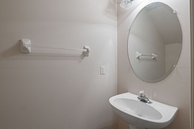 Building Photo - 3 Bed 2, Full Bath, 2 Half Bath, 1 Car Garage Townhome near MacDill AFB