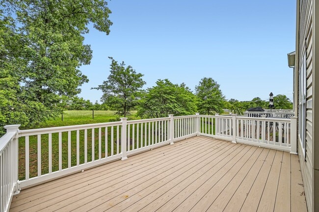 Building Photo - Spacious & Stylish 3BR/2.5BA TH in Frankli...