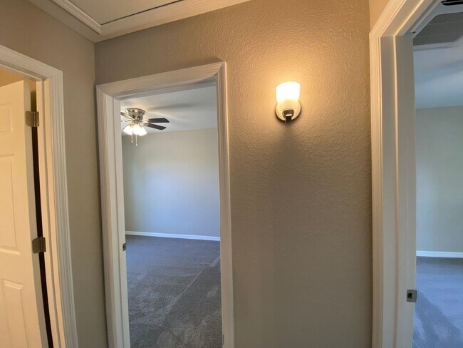 Building Photo - Desirable SW Ocala Neighborhood- 3/2/2 **WON"T LAST**