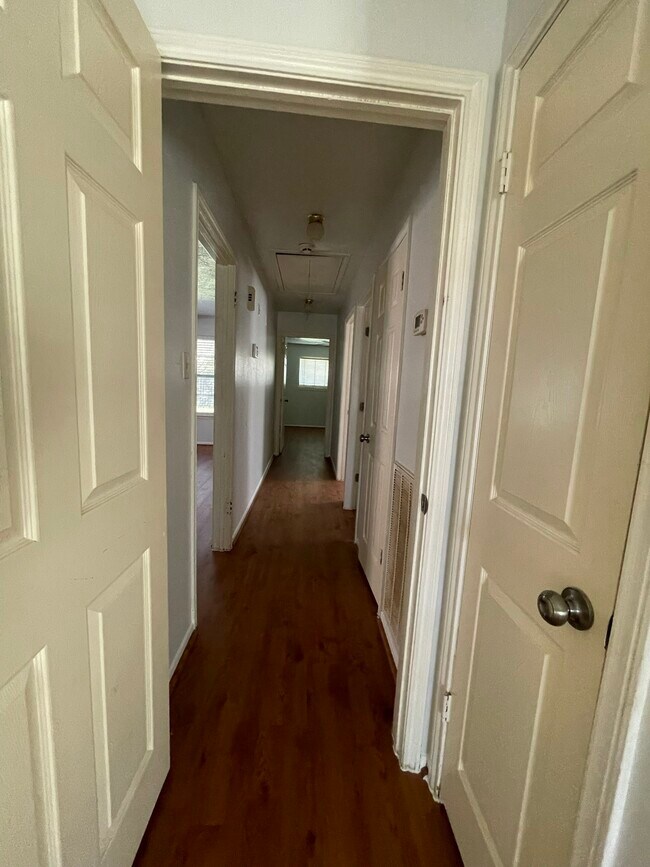 Building Photo - 3103 Sam Houston Dr