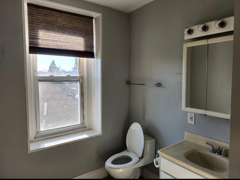 Building Photo - 163 Sumac St