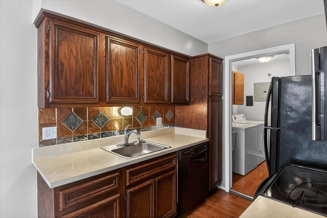 Building Photo - $1550 2 bedroom town house