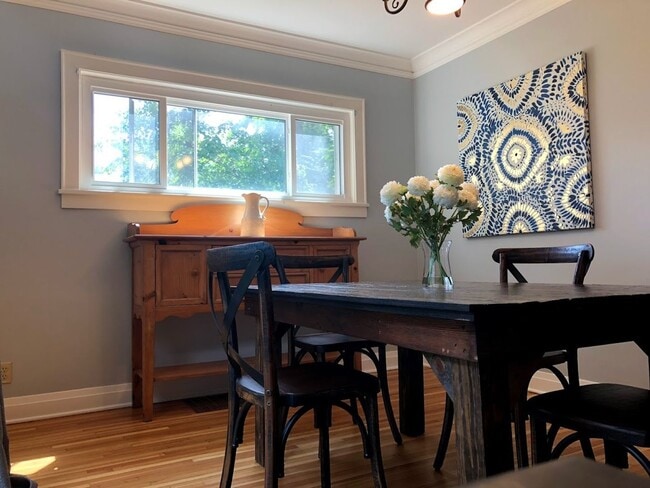 Building Photo - Charming Tudor 3 Blocks From Mayo