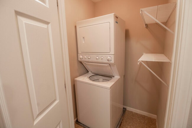 Building Photo - 5000 Derby Ridge Dr