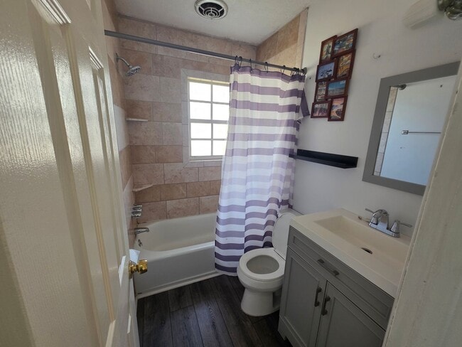 Building Photo - Spacious 5 Bedroom Home with Pool in Crystal Lake Homesites