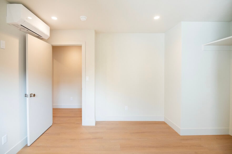 Building Photo - 4541 1/2 Melbourne Ave