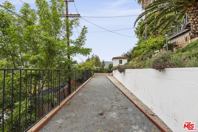 Building Photo - 105 Sequoia Dr