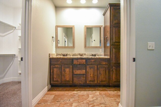 Building Photo - Stunning 4 bedroom, 2.5 bathroom home in Fayetteville!