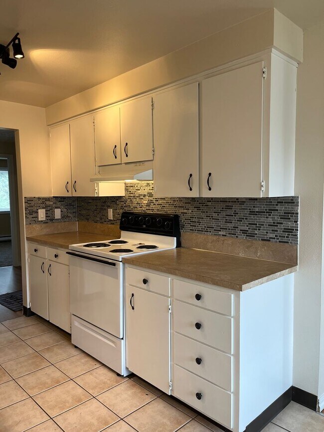 Building Photo - 1 Bed • 1 Bath Downstairs Unit