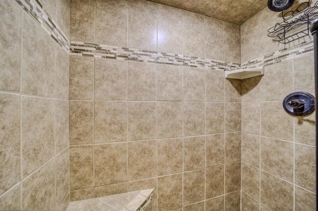 Building Photo - 308 SE Camelot Dr