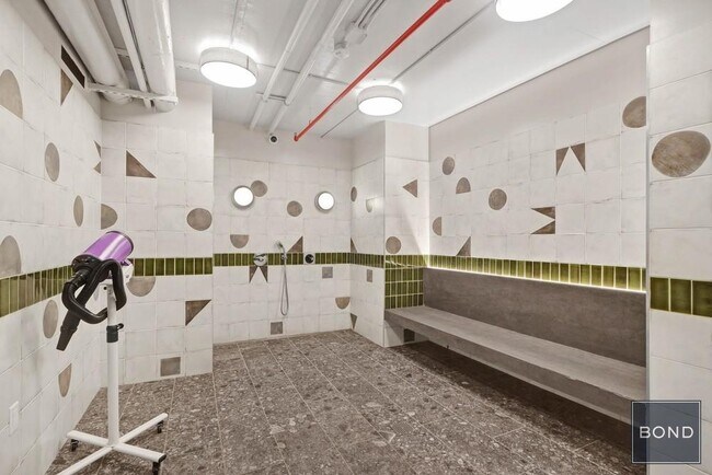 Building Photo - 520 W 43rd St