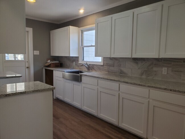 Building Photo - 2824 W Beauregard Ave