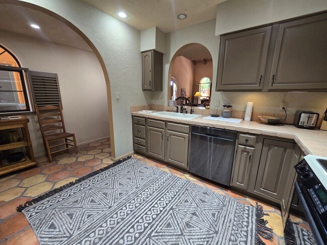 Building Photo - Furnished, 6-12 month rental