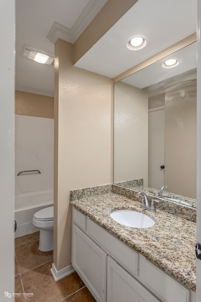 Building Photo - 10142 Carlsbad Dr