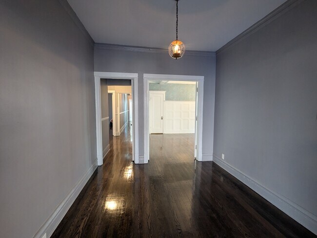 Building Photo - 5630 N Kenmore Ave