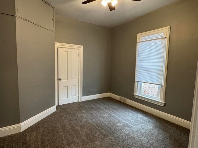 Building Photo - 710 E 13th St