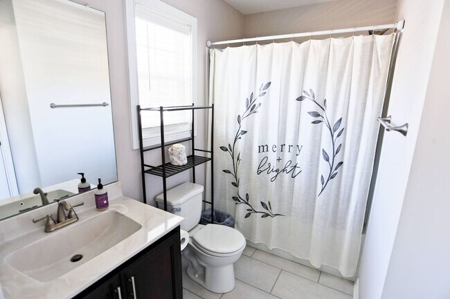 Building Photo - Beautiful Clarksville Rental