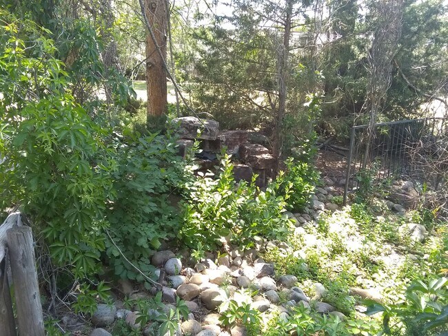 Building Photo - Great location off Leetsdale/Parker and Florida with lots of amenities such as AC, pool, hot tub,...