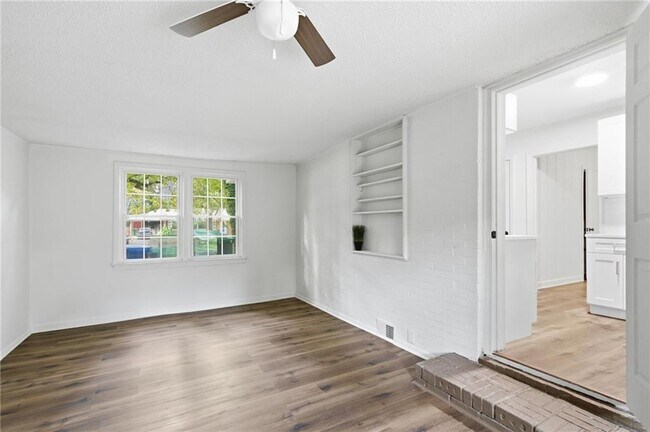 Building Photo - 2801 Mitchell Dr