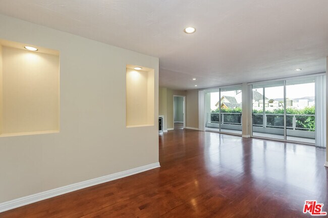 Building Photo - 723 Palisades Beach Rd