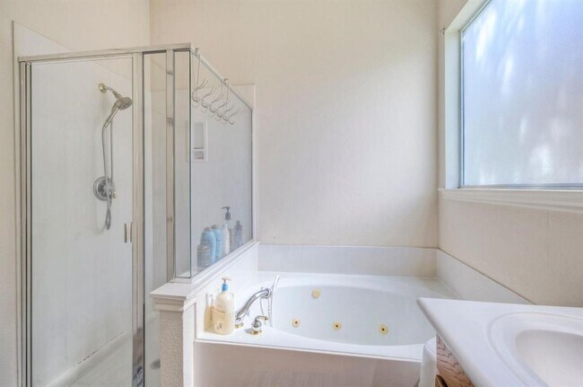 Building Photo - 3912 Coopers Hawk Cove