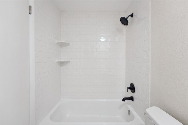 Building Photo - Adorable and Spacious Golden Townhome